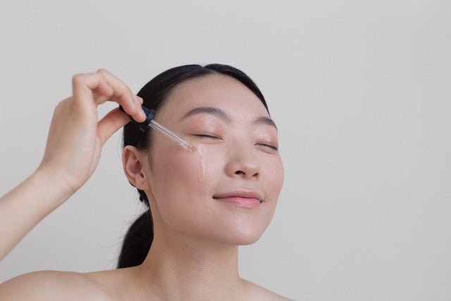 Kollagen Koreanische Hautpflege – Frau trägt Serum auf für Glass Skin Look