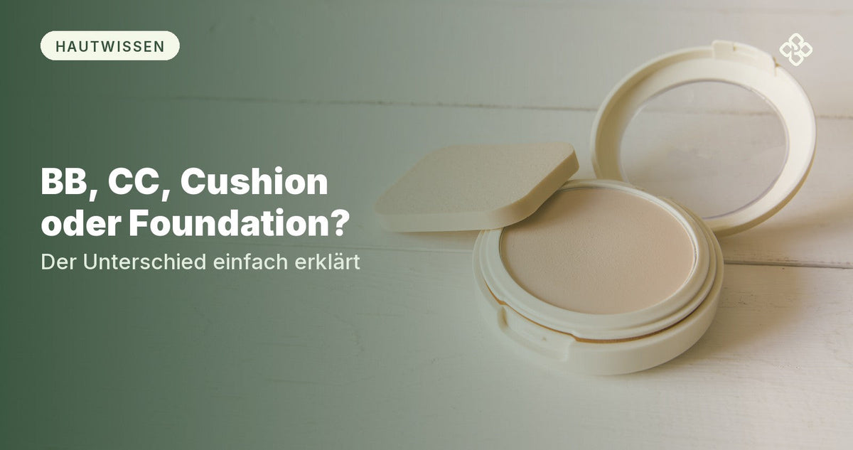 Geöffnetes Cushion mit Puderquaste auf hellem Holz, Purida Ratgeber BB Cream, CC Cream, Cushion oder Foundation