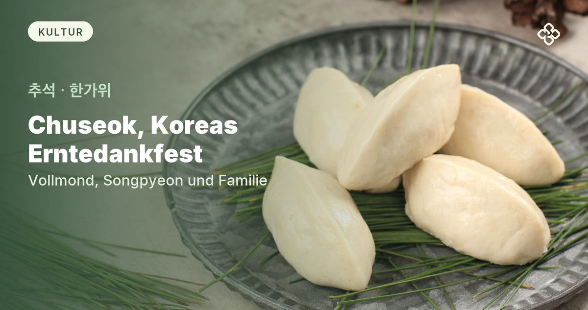 Songpyeon, halbmondförmige Reiskuchen, auf Kiefernnadeln – Beitragsbild zu Chuseok