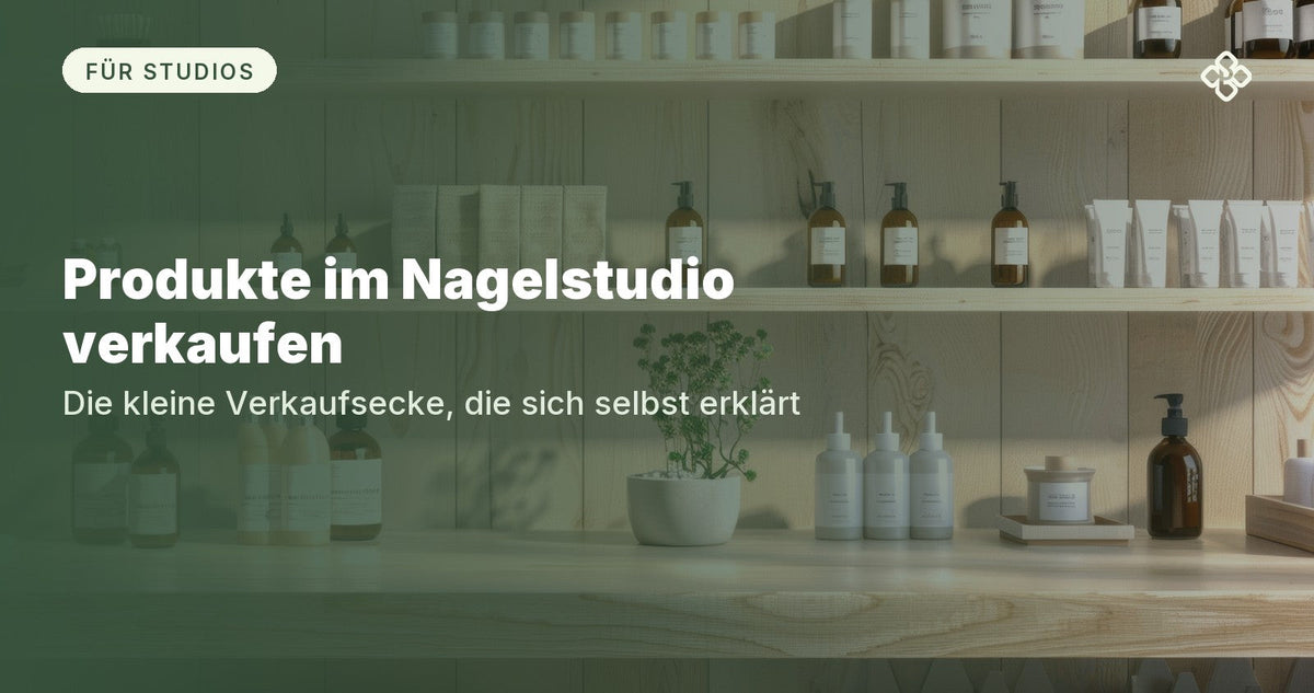 Produkte im Nagelstudio verkaufen: Holzregal mit Pflegeprodukten als kleine Verkaufsecke