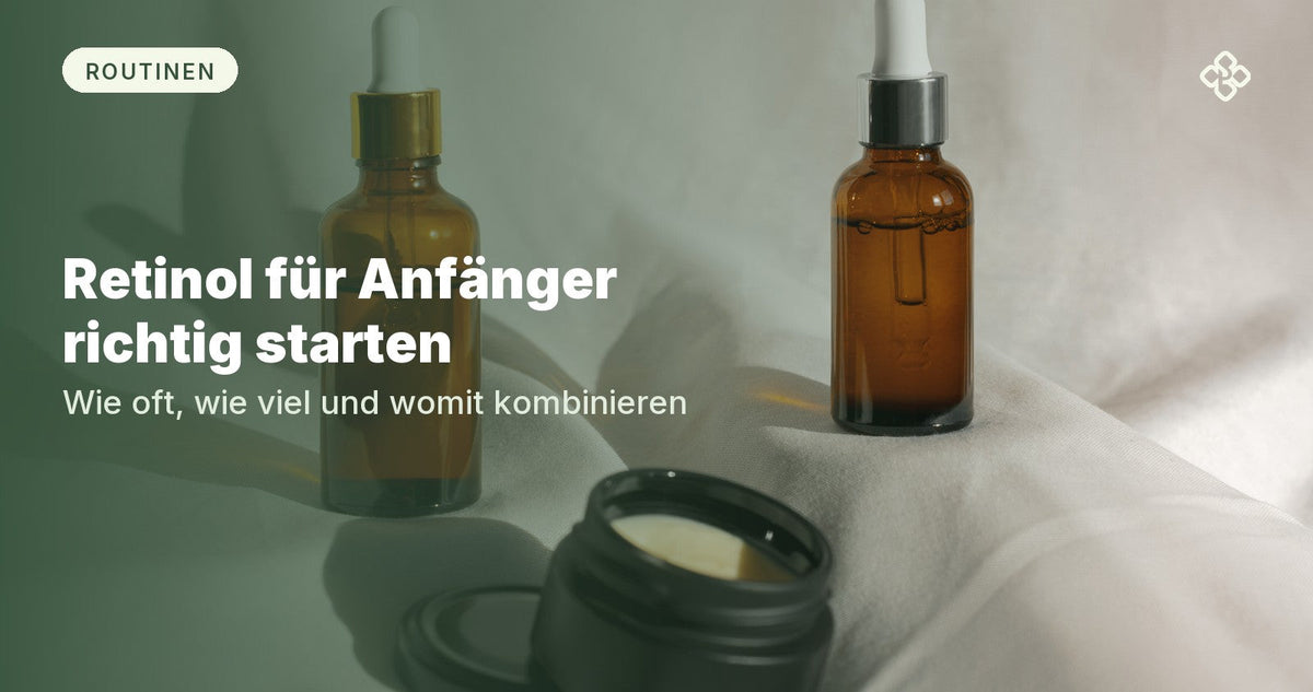 Zwei Braunglasflaschen mit Pipette und ein Cremetiegel auf hellem Stoff