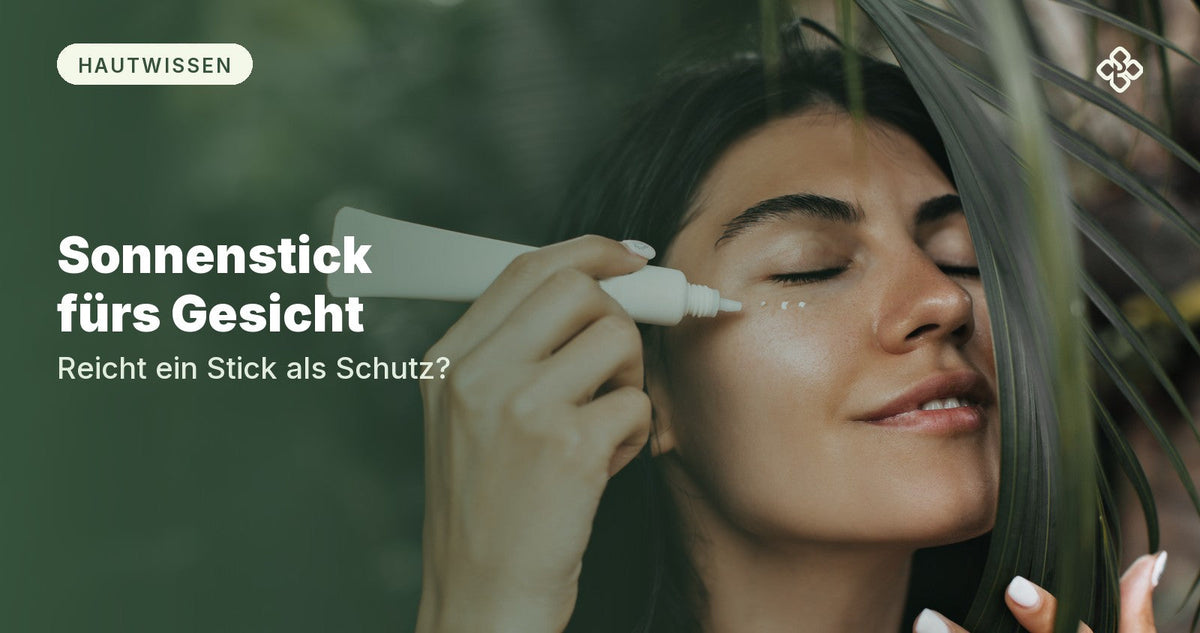 Frau trägt Sonnenschutz in Punkten unter dem Auge auf, im Hintergrund Palmblätter, Purida Ratgeber Sonnenstick fürs Gesicht