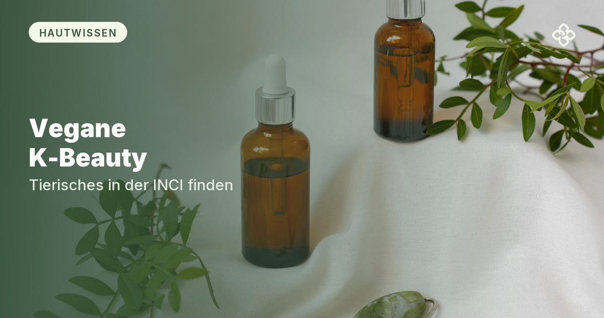 Braune Pipettenflaschen mit grünen Zweigen auf hellem Stoff, Purida Ratgeber vegane K-Beauty und tierische Inhaltsstoffe