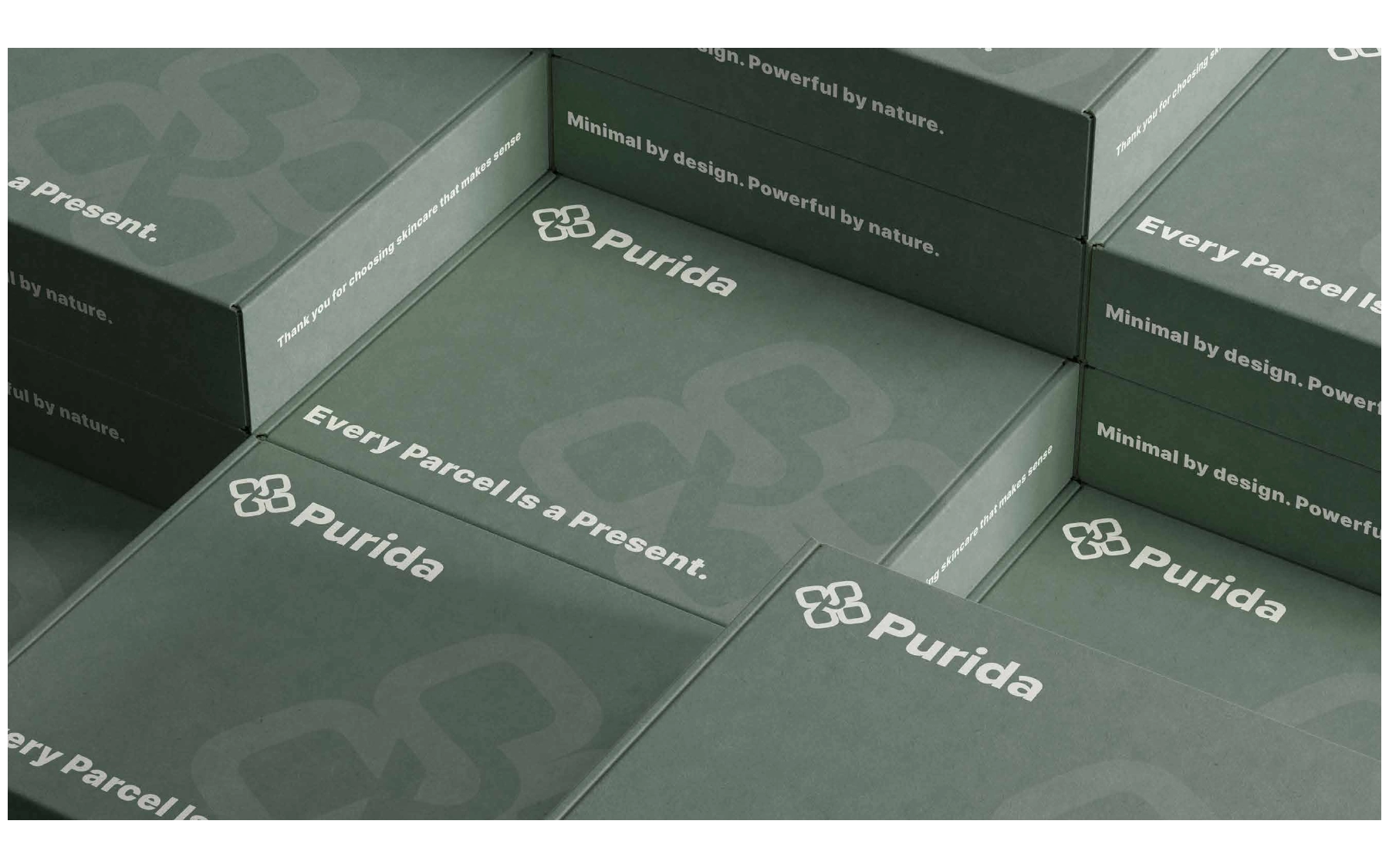 Purida Versandboxen in elegantem Grün mit Logo und Claim – Every parcel is a present. Premium K-Beauty Service aus Hamburg.